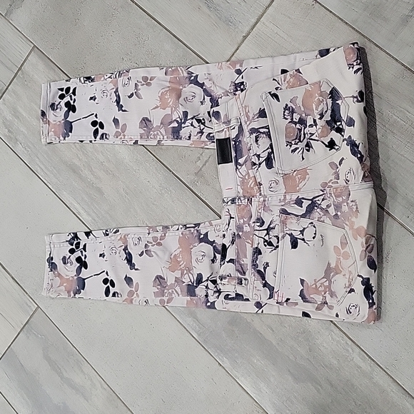 BDG light gray floral high rise jeans size 27w 29L - Picture 5 of 5